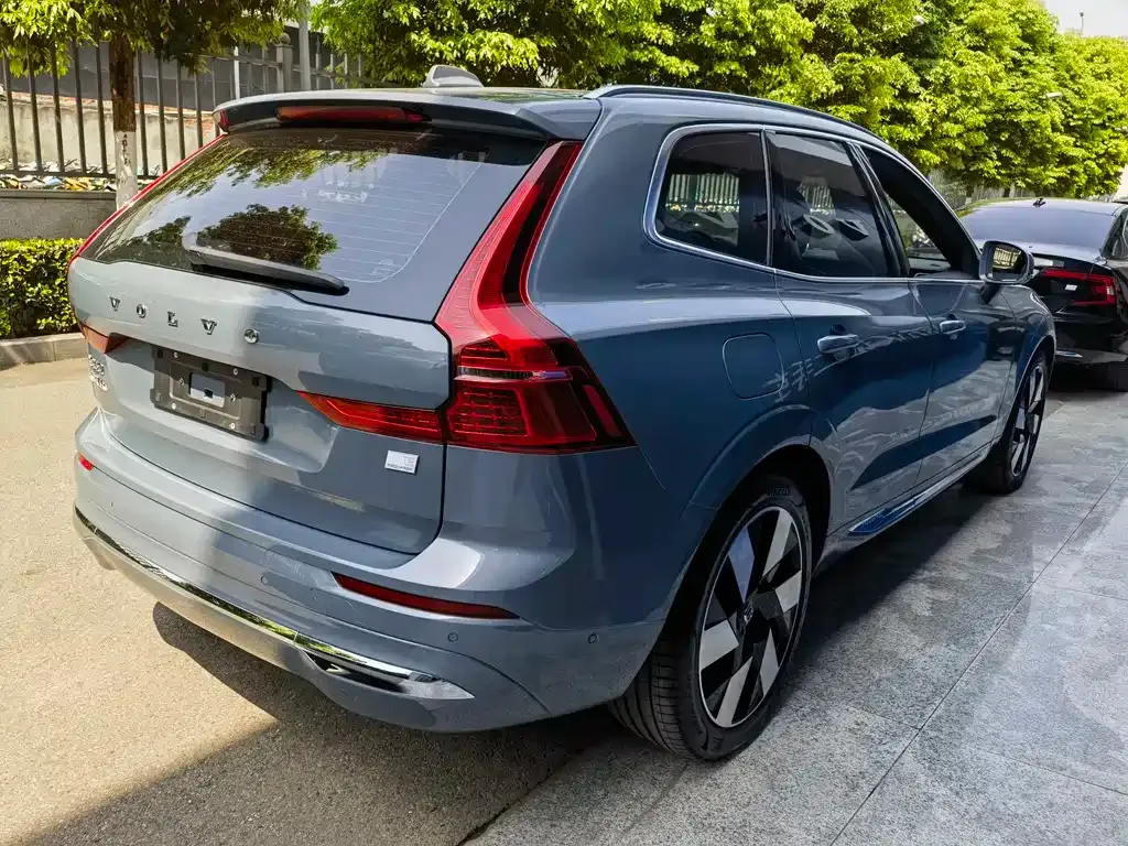 Volvo XC60 PHEV — фото 8