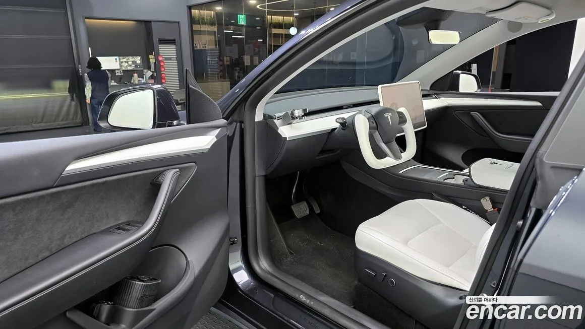 Tesla Model Y — фото 10