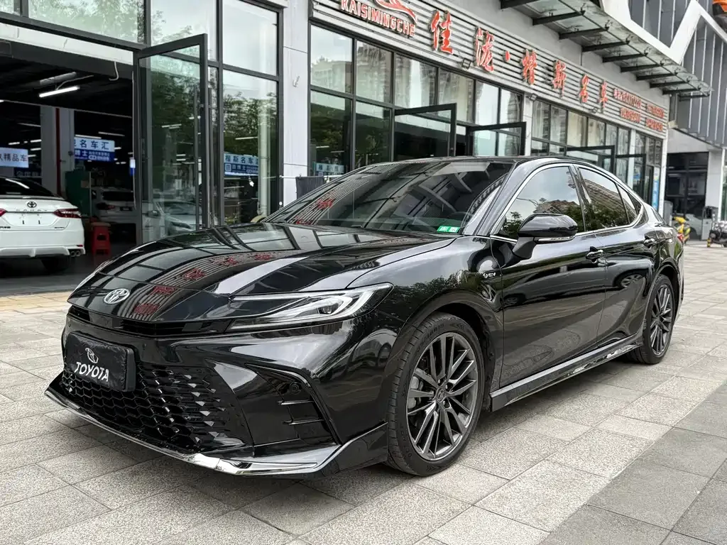 Toyota Camry — фото 1