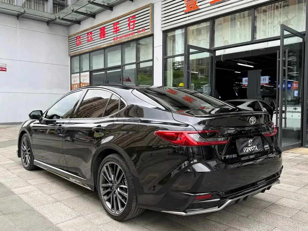 Toyota Camry — фото 8