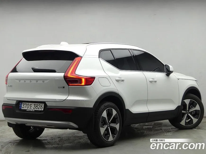 Volvo XC40 — фото 7