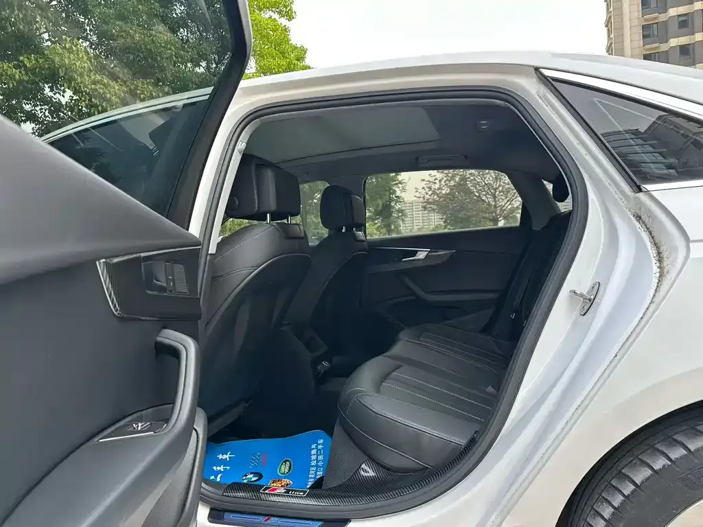 Audi A4L 2021 из CN, фото 5