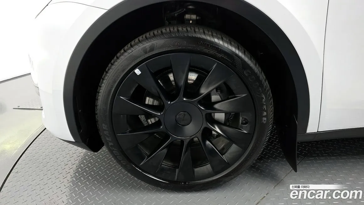 Tesla Model Y — фото 9