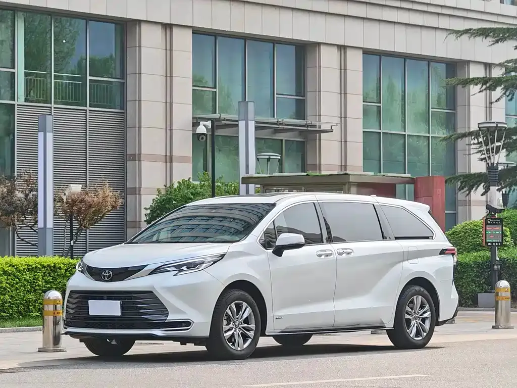Toyota Sienna — фото 1