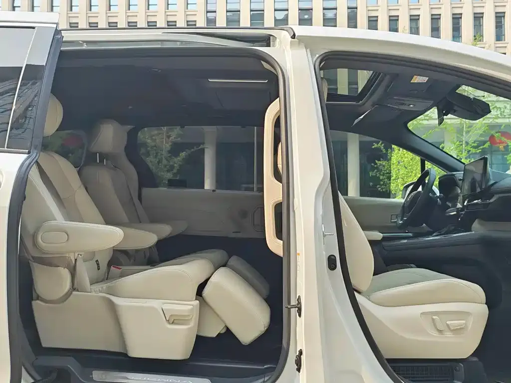 Toyota Sienna — фото 2