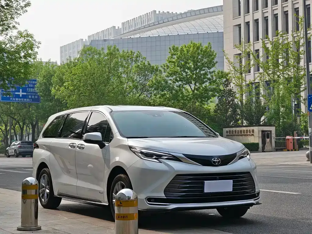Toyota Sienna — фото 5