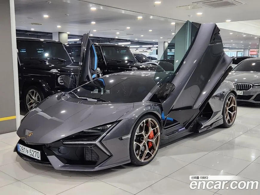 Lamborghini Revuelto