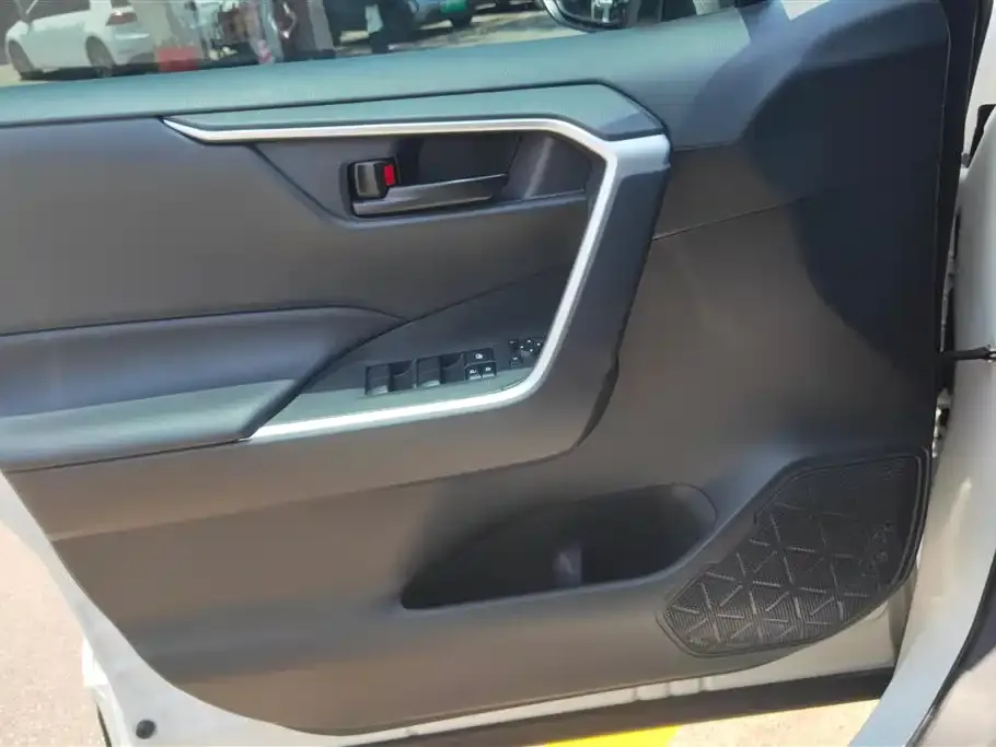 Toyota RAV4 — фото 10