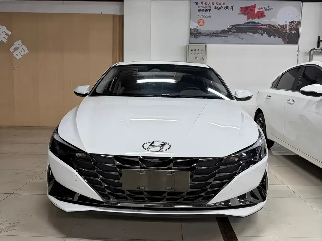 Hyundai Elantra — фото 1