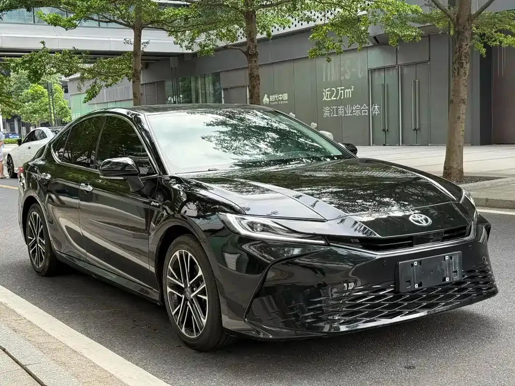 Toyota Camry — фото 1