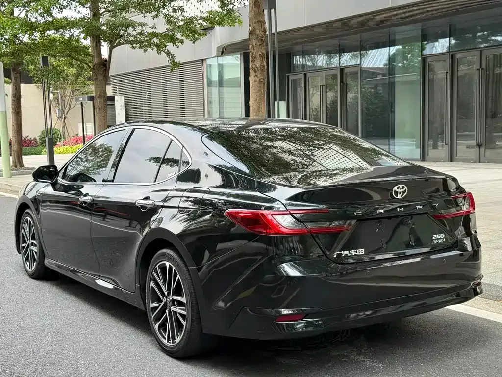 Toyota Camry — фото 9