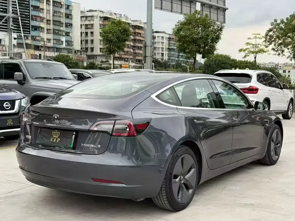 Tesla Model 3 — фото 9