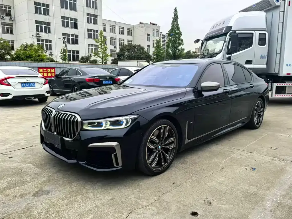 BMW 7 Series — фото 1