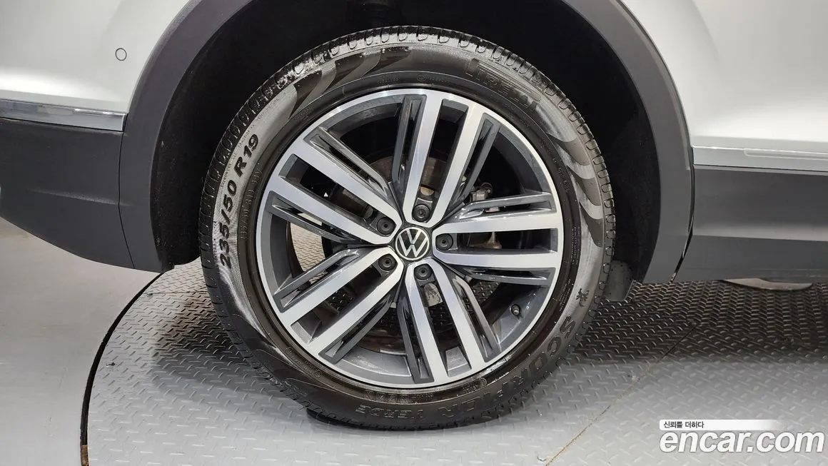 Volkswagen Tiguan — фото 9