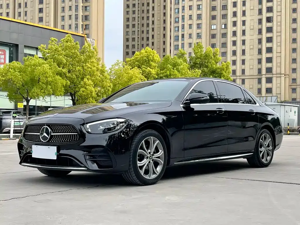 Mercedes-Benz E-Class — фото 1