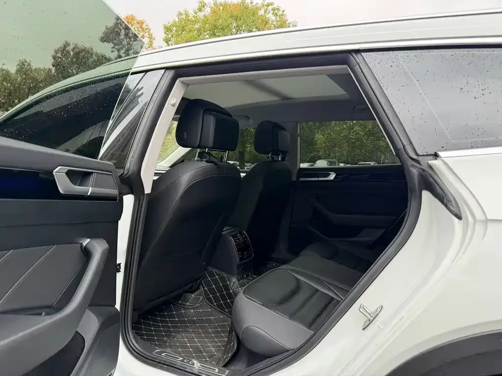 Volkswagen CC 2023 из CN, фото 2