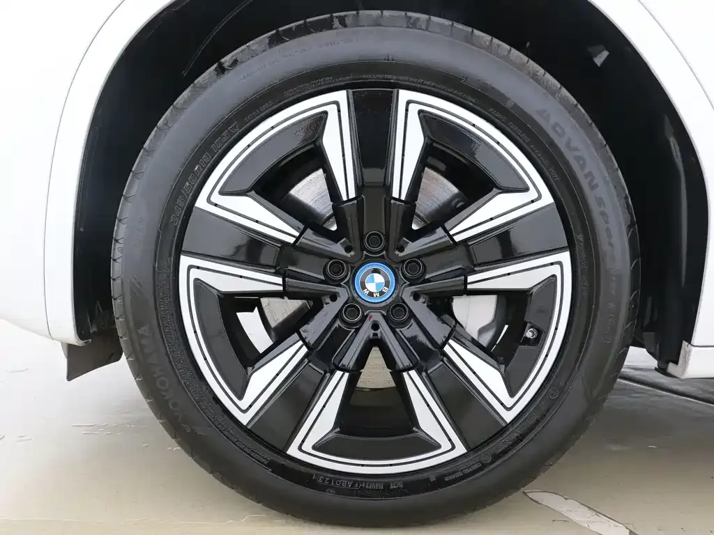 BMW iX3 — фото 9