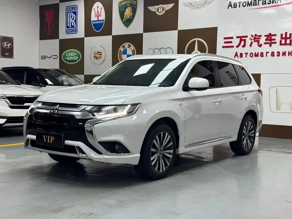 Mitsubishi Outlander — фото 1