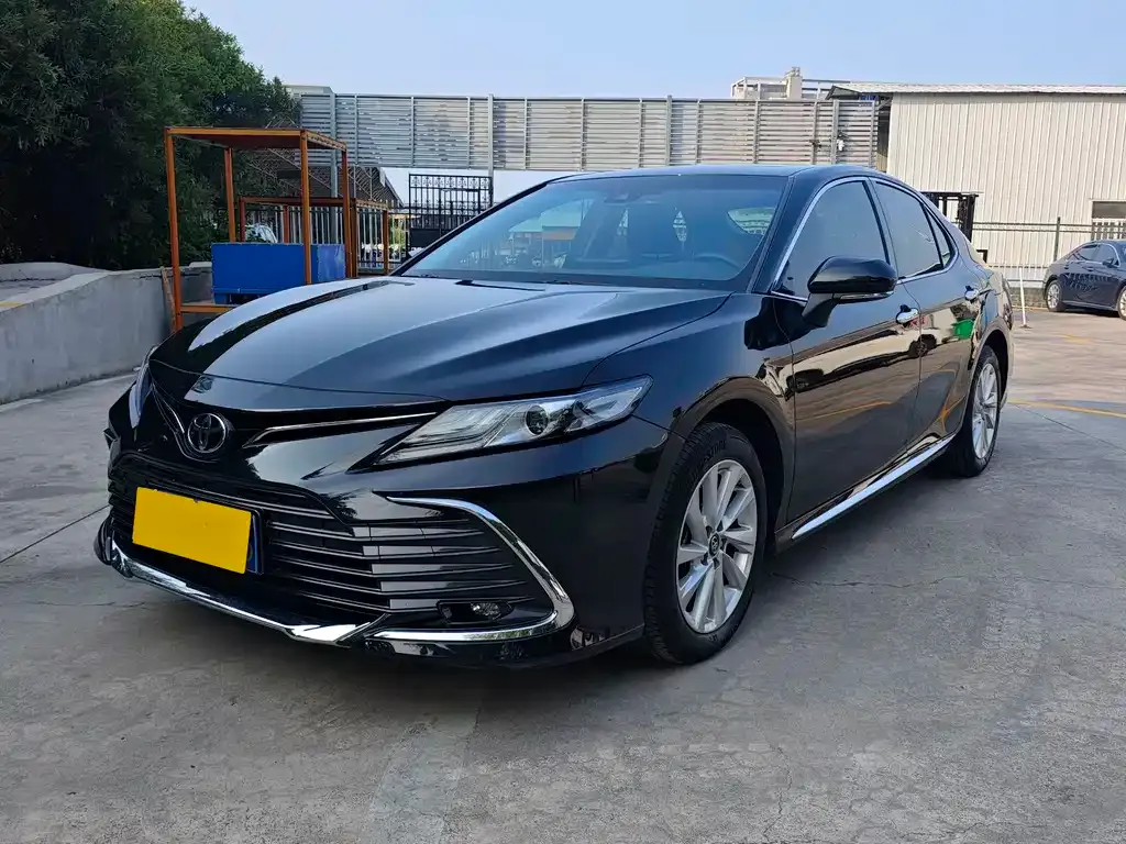 Toyota Camry — фото 1