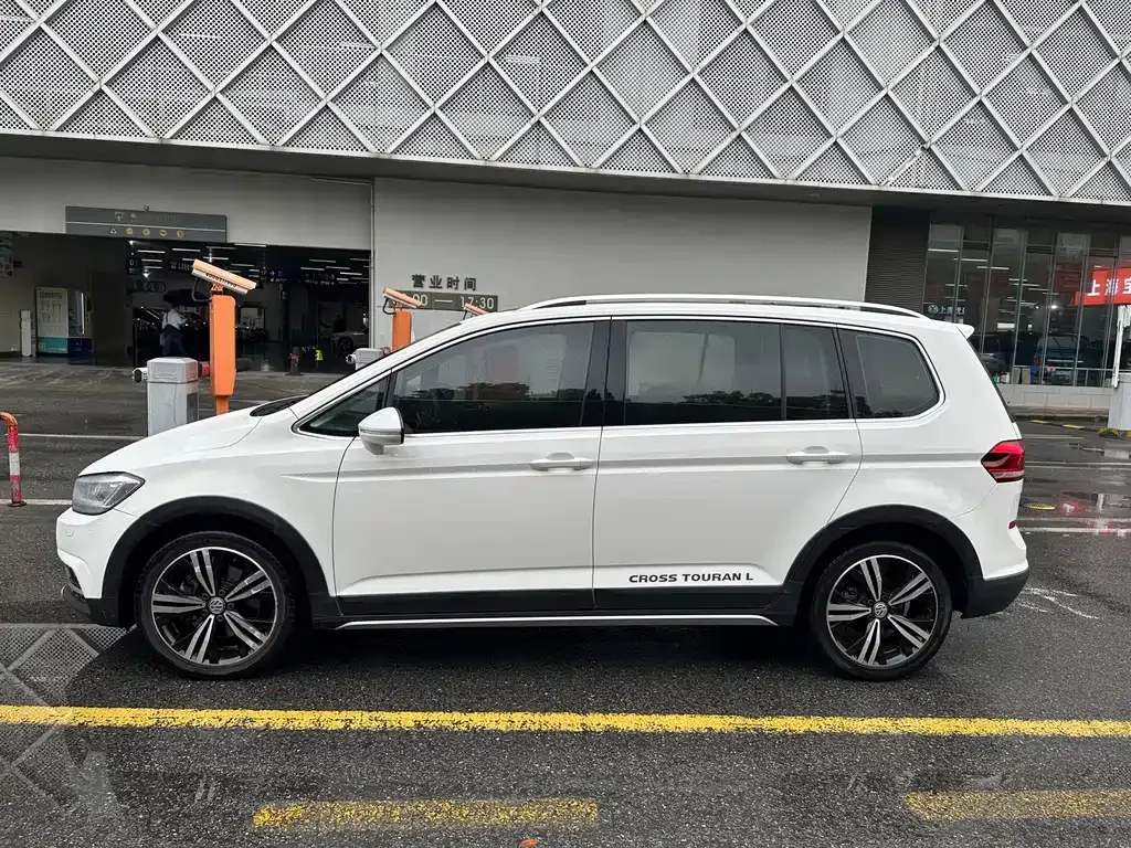 Volkswagen Touran 2021 из CN, фото 10