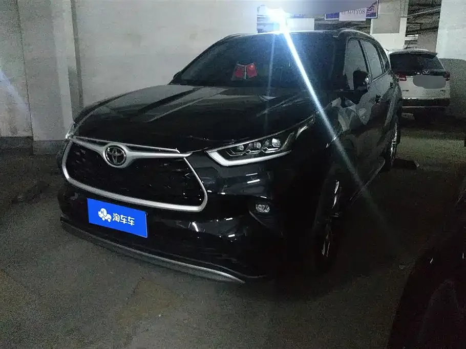 Toyota Highlander — фото 1