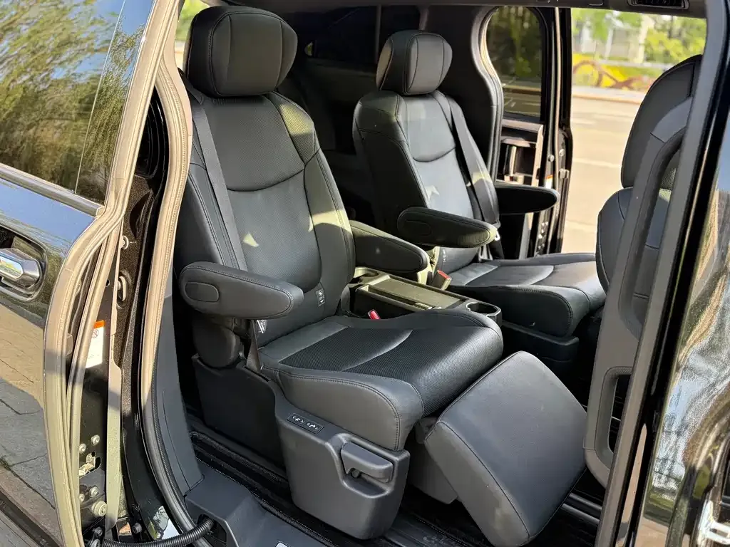 Toyota Granvia — фото 2