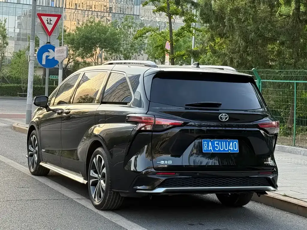 Toyota Granvia — фото 9