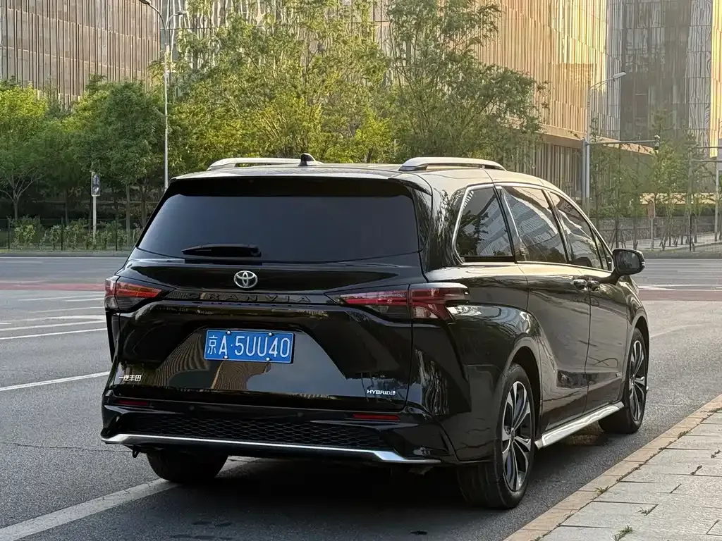 Toyota Granvia — фото 8