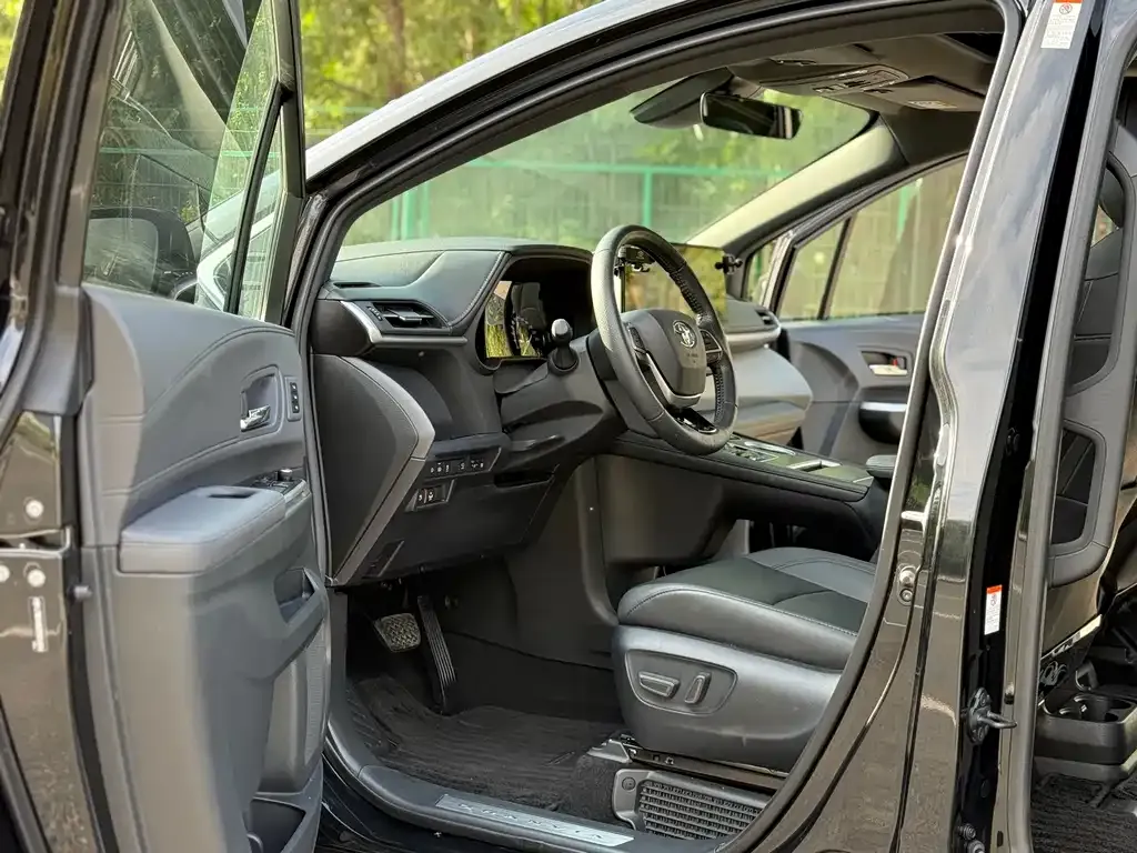 Toyota Granvia — фото 4