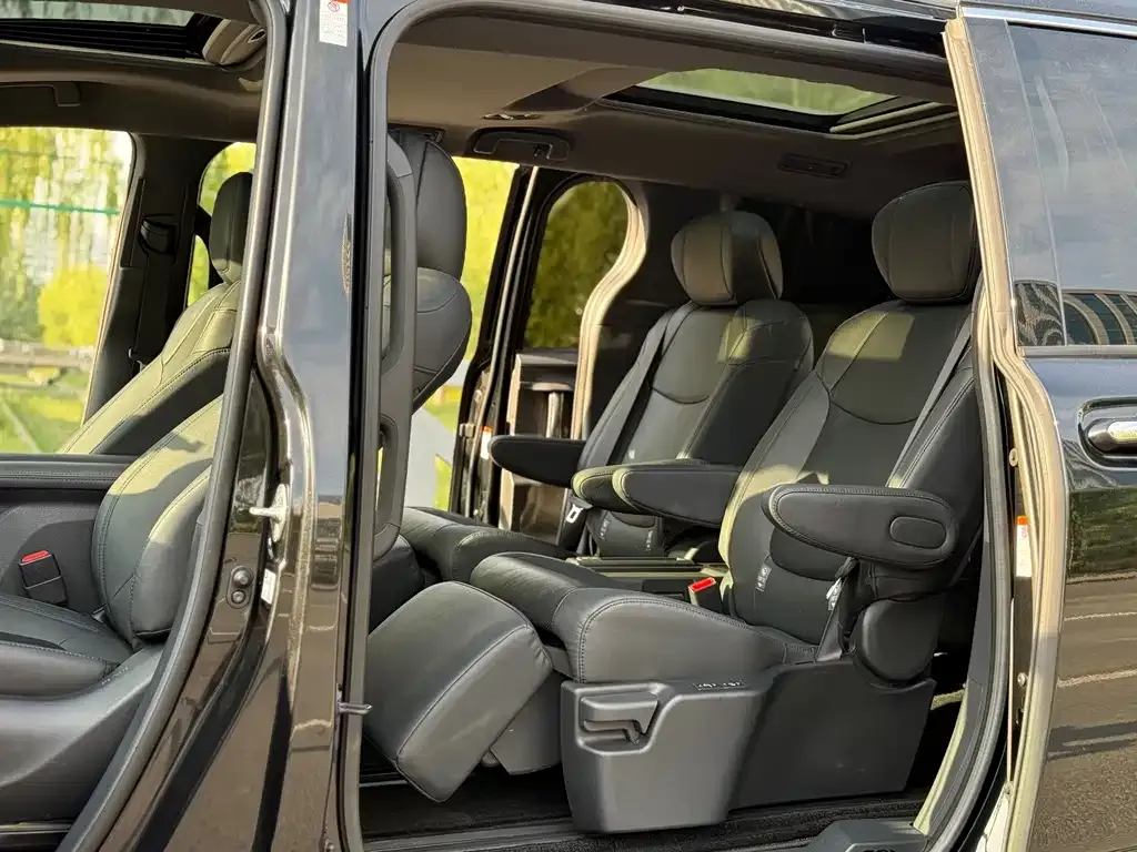 Toyota Granvia — фото 6