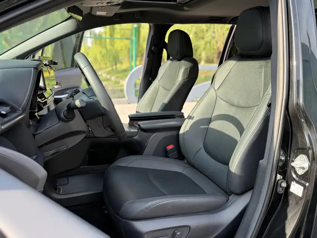 Toyota Granvia — фото 7