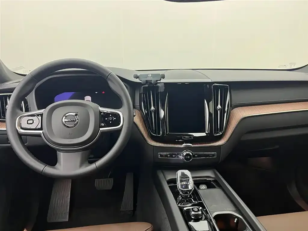 Volvo XC60 — фото 3