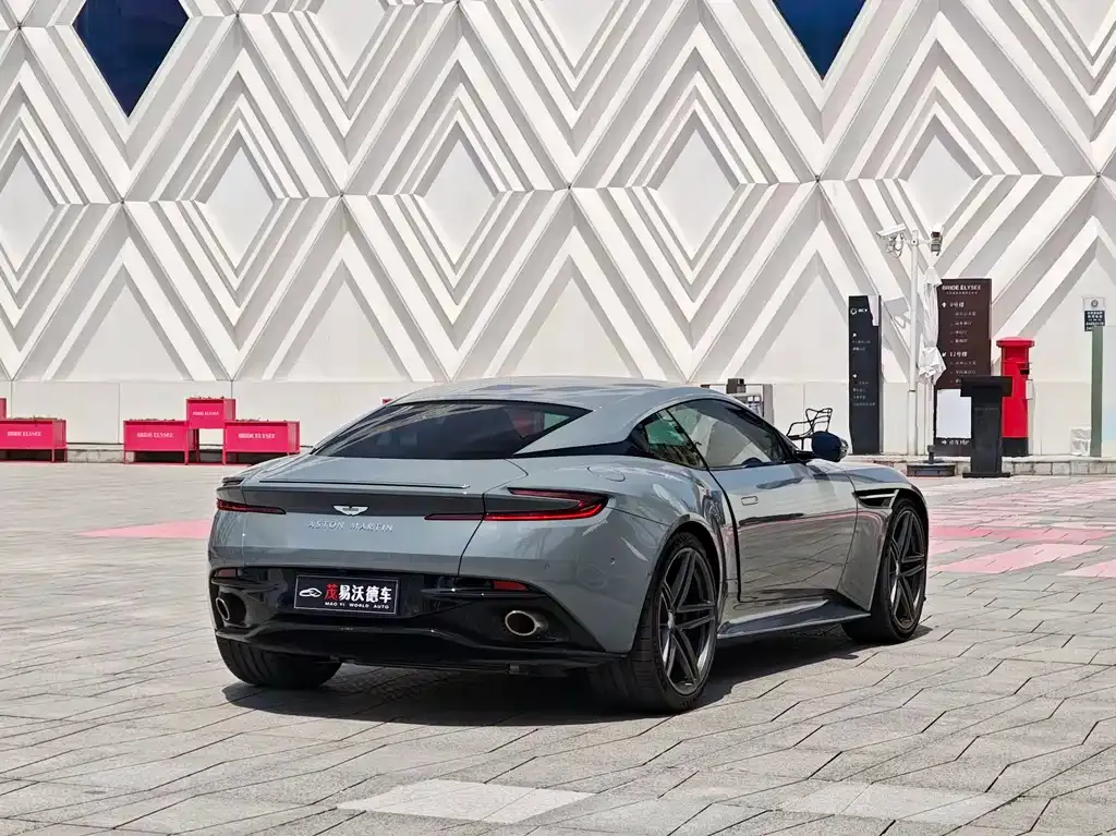 Aston Martin DB12 — фото 9