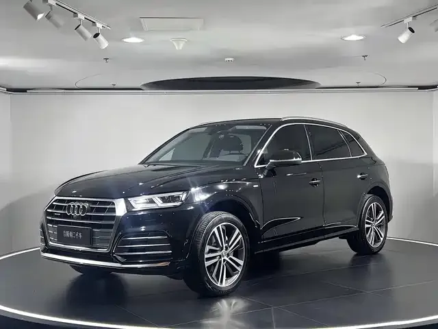 Audi Q5L — фото 1