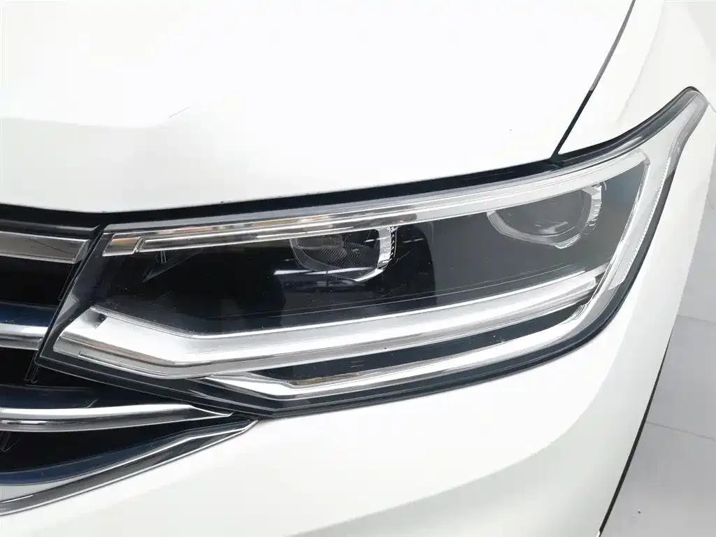Volkswagen Tiguan L — фото 10