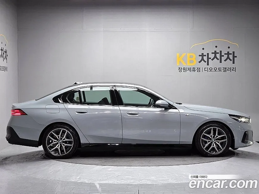 BMW 5-Series 2025 из KR, фото 8