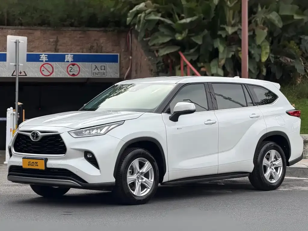 Toyota Highlander — фото 1