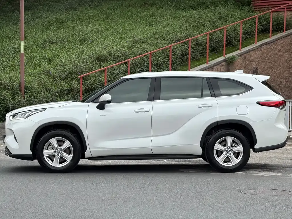Toyota Highlander — фото 9