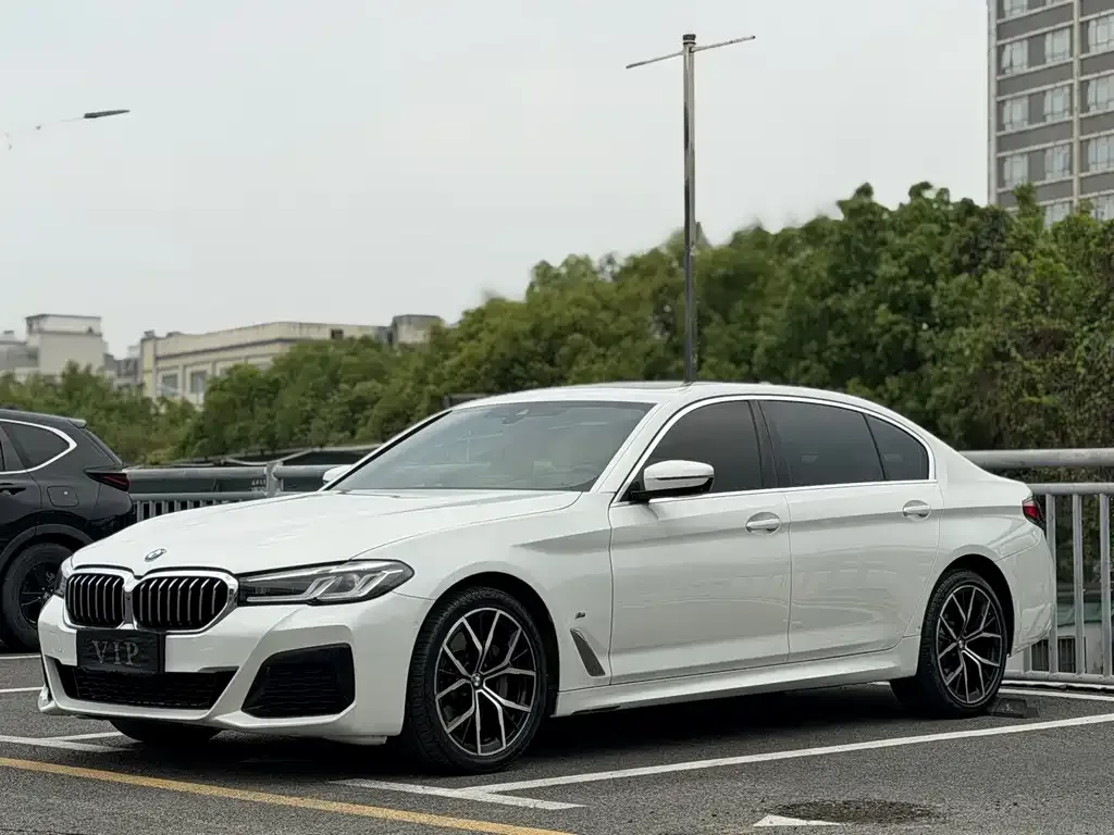 BMW 5 Series — фото 1