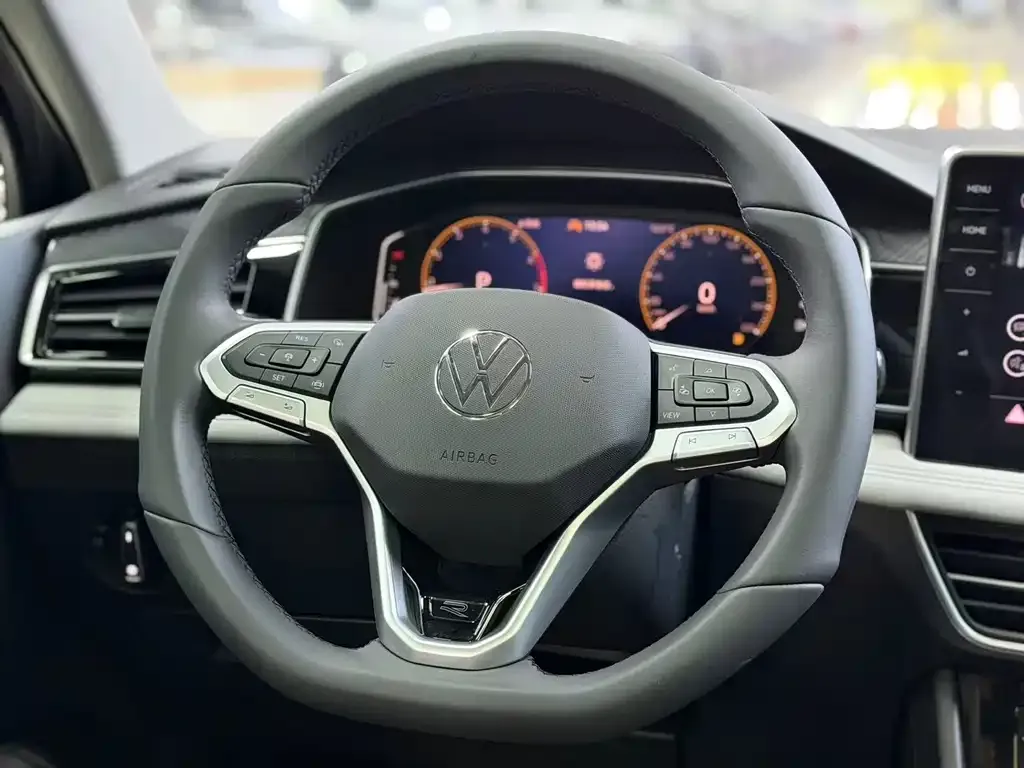 Volkswagen Tiguan L — фото 4
