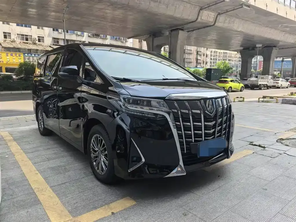 Toyota Alphard — фото 1