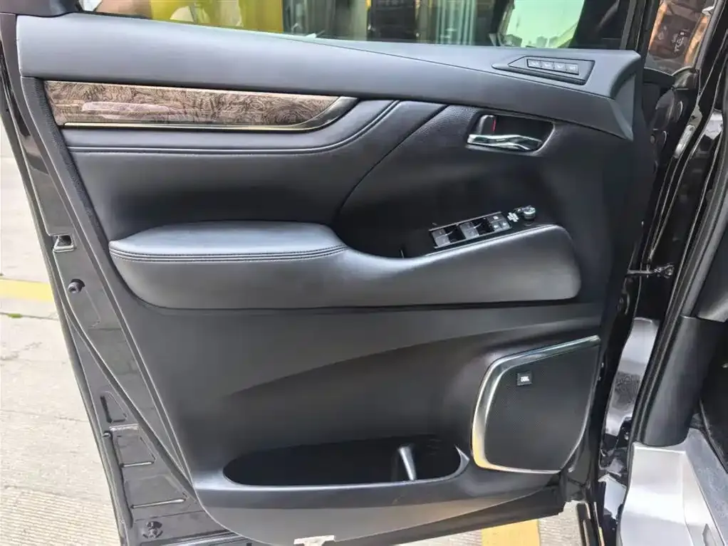 Toyota Alphard — фото 4