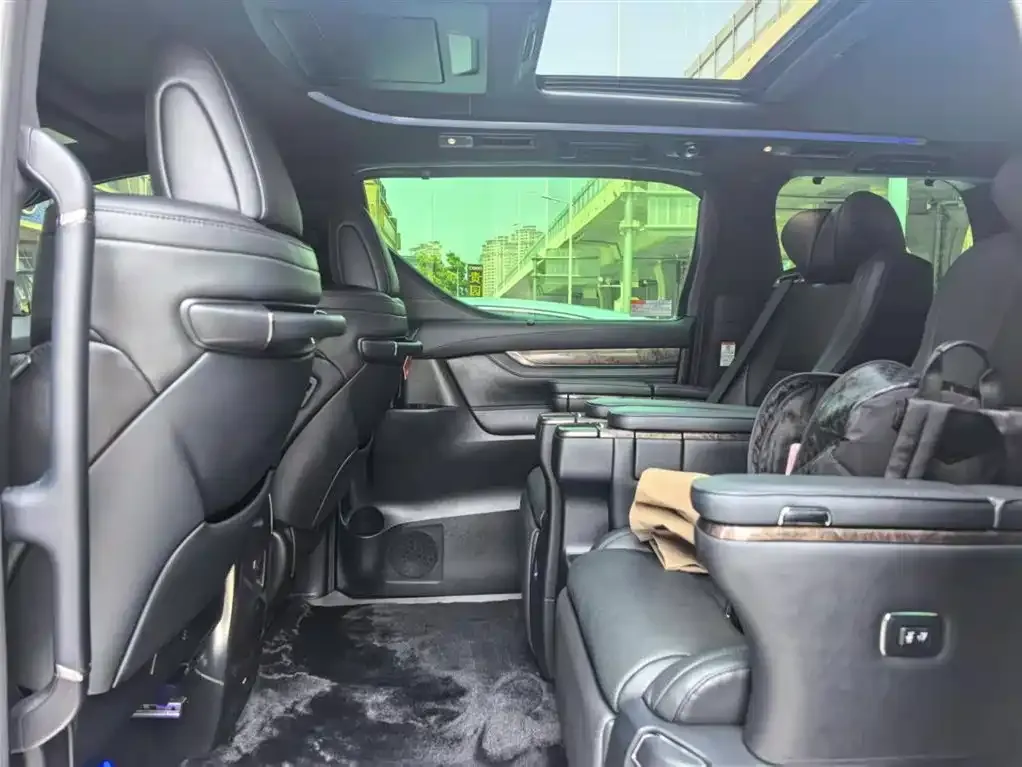 Toyota Alphard — фото 2