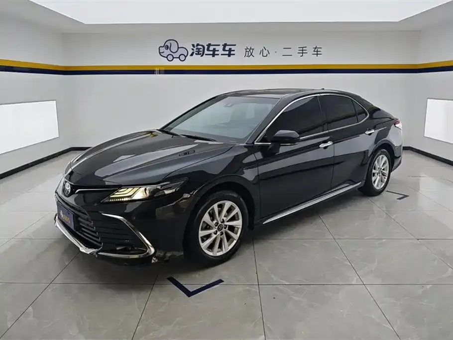 Toyota Camry — фото 1