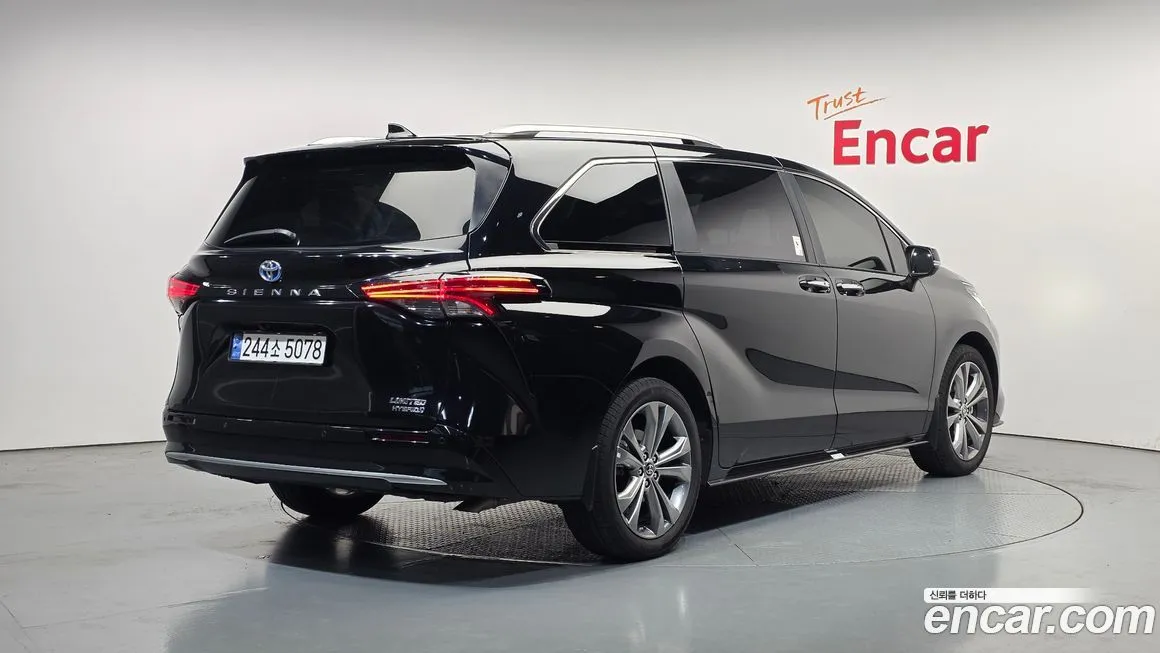 Toyota Sienna — фото 2