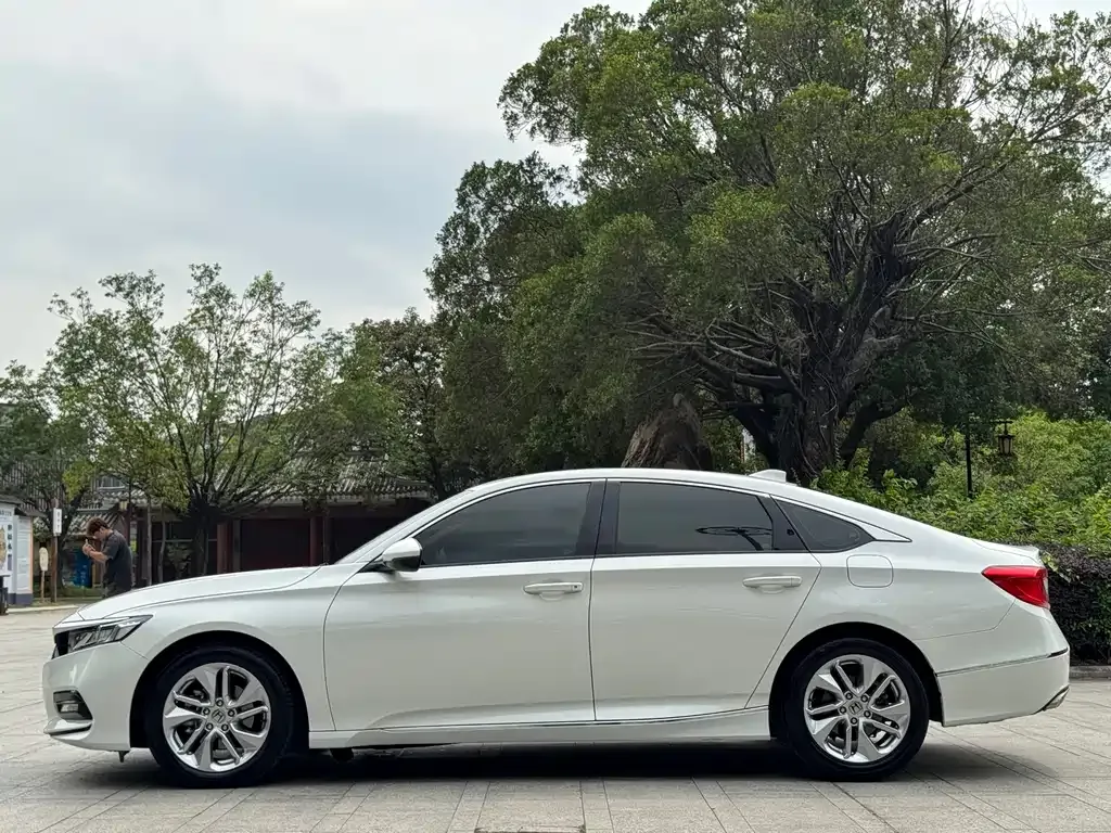 Honda Accord — фото 10