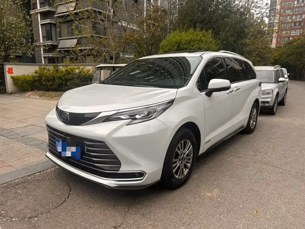 Toyota Sienna — фото 1