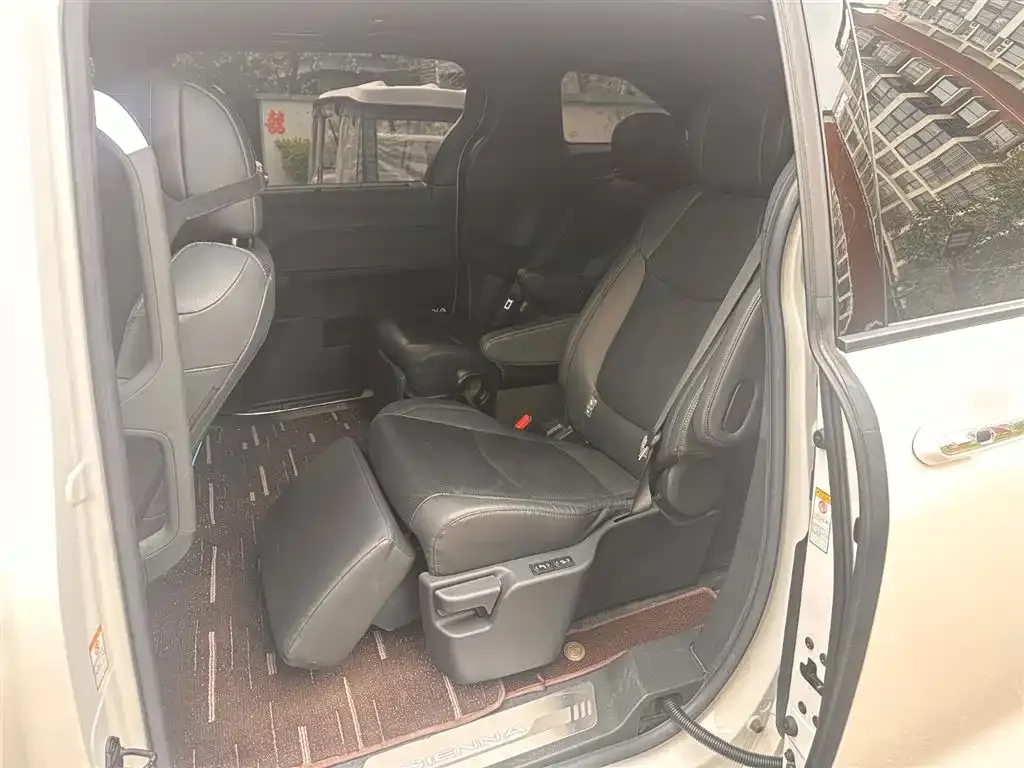 Toyota Sienna — фото 2
