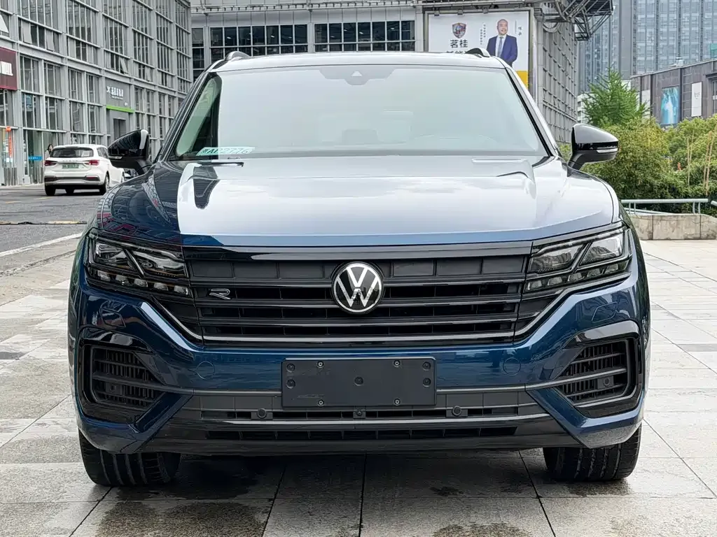 Volkswagen Touareg — фото 1