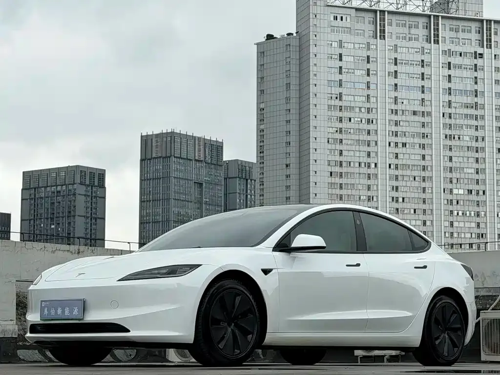 Tesla Model 3 — фото 1